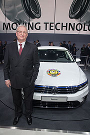 Martin Winterkorn (Vorstandsvors. Volkswagen AG), mit Passat  Car of the Year 2015 (Foto: Brauer Photos für Volkswagen)